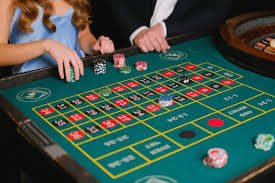 Khán giả Việt Nam theo dõi trận bóng đá trực tuyến và đặt kèo cá cược qua điện thoại